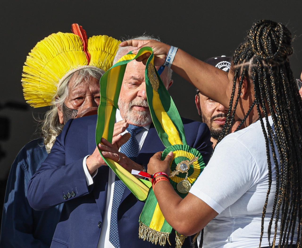 Com país dividido, Lula assume 3º mandato, sugere ‘punição’ a Bolsonaro e anuncia fim do teto de gastos
